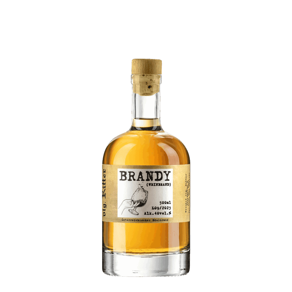 Brandy-Flasche mit handschriftlichem Etikett im Weingut Vulgo Ritter, österreichischer Beerenbrand, hochwertige Spirituose, ideal für Weinliebhaber und Genießer, Aromen von Beeren und Vanille, Traditionelle Brennkunst.