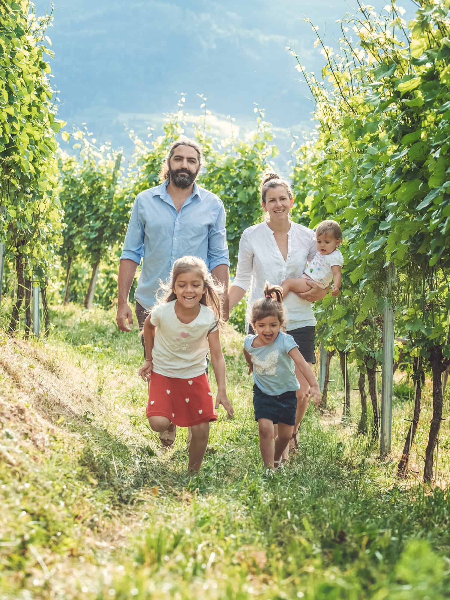 Familien beim Weinbergsspaziergang im Weingut vulgo Ritter, Genuss und Familienerlebnis inmitten der Weinberge, ideal für Weinliebhaber und Naturliebhaber.